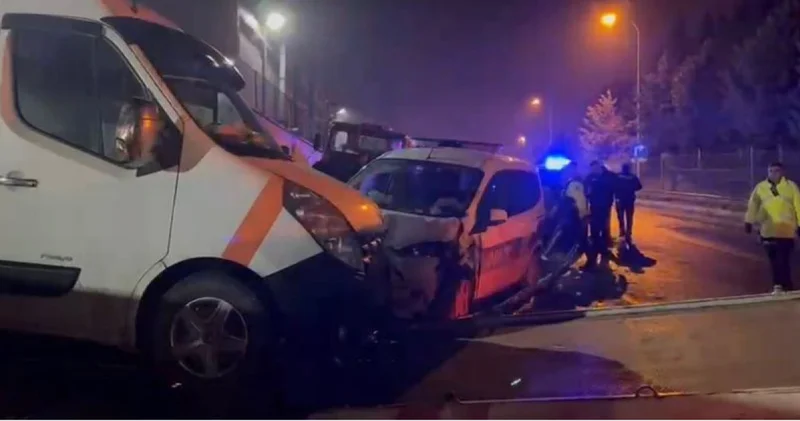 Sultanbeyli de polis aracının karıştığı kazada 2 si polis 3 kişi yaralandı Son dakika haberleri