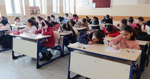 Ağrı da gerçekleştirilen Siyer Yarışmasına yüzlerce kişi katıldı Ağrı Haberleri