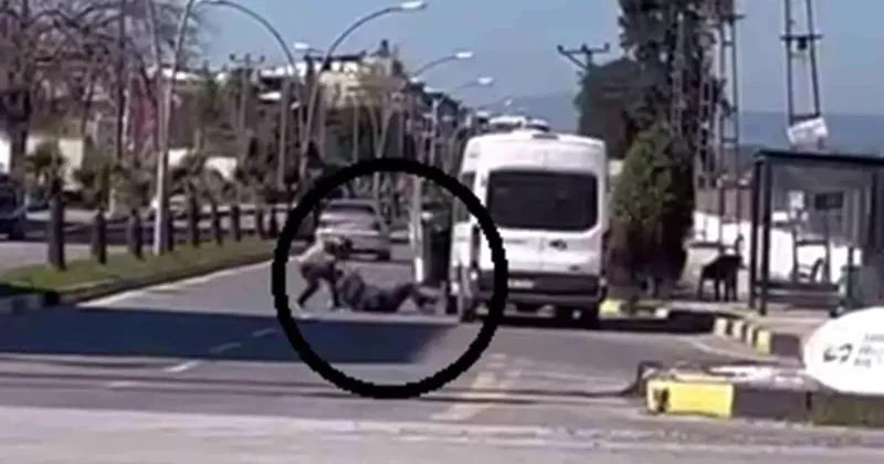 Korku dolu anlar kamerada: Yere yatırdığı minibüs şoförünü defalarca yumrukladı