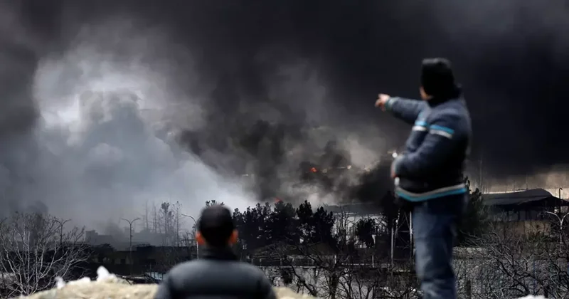 İran da vurulan petrol deposundan dumanlar yükseliyor! Vatandaşlara kritik bir uyarı var