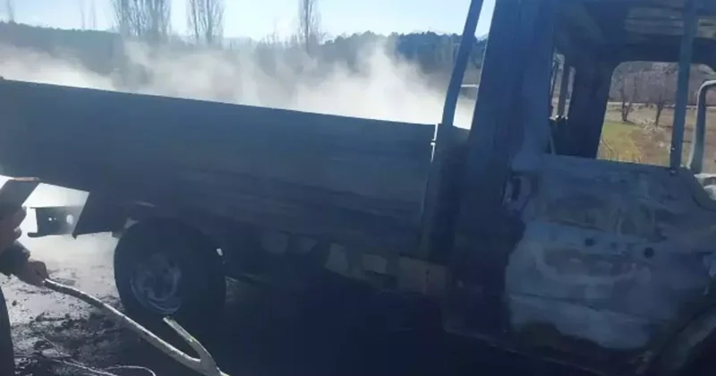 Seyir halindeki kamyonet alev alev yandı