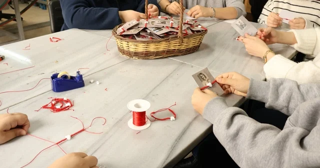 İzmit Beyaz Kalpler öğrencilerinden kadın personele el emeği 8 Mart sürprizi Kocaeli Haberleri