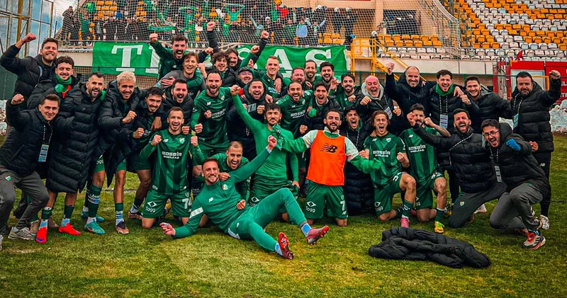 Bursaspor a kaybedince taraftarlar koca koca taşları yağdırdı