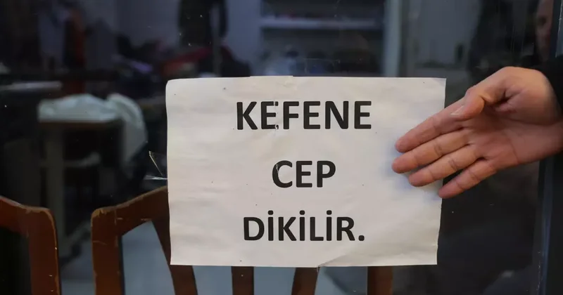 İş yerinin camına astığı Kefene cep dikilir yazısıyla ilgi odağı olan esnaf, yazıyı cimrilerin inadına kaldırmıyor