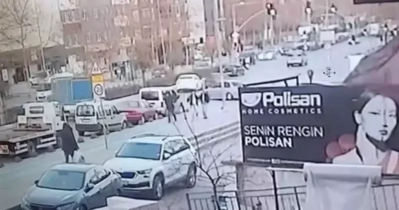 Sancaktepe’de iki otomobil çarpıştığı kaza kamerada