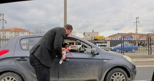 90 yaşındaki ninesiyle şiddete dikkat için Düzce yi dolaştı Aracına astığı yazıyı okuyan sürücüler korna çalarak destek verdi Düzce Haberleri