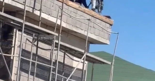 Elazığ da işçilerin çatıda tehlikeli çalışması Elazığ Haberleri