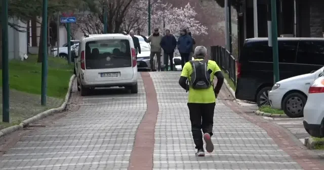 Bursa nın maratoncu esnafı görenleri hayrete düşürüyor: İftara yetişmek için 10 kilometreyi 45 dakikada koşuyor VİDEO İZLE