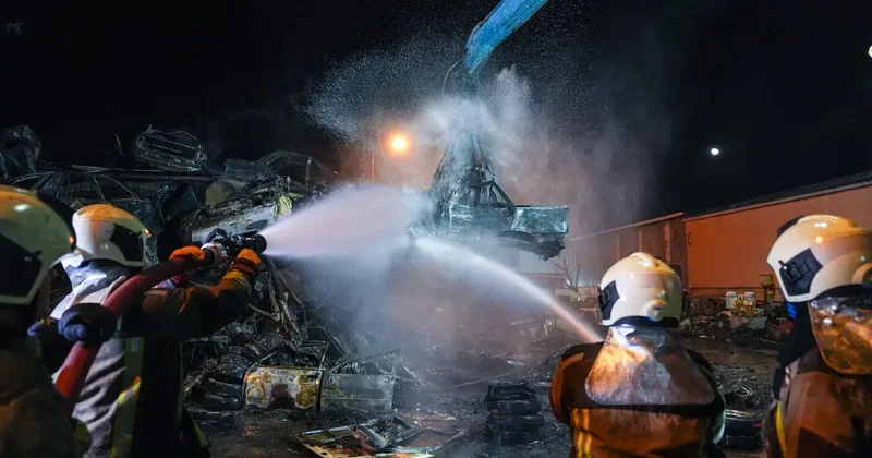 Sanayi sitesinde yangın! Yanan hurda araçlardan geriye demir yığınları kaldı