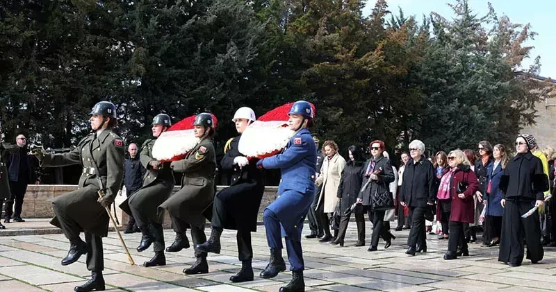 Bakan Güler in eşi Demet Güler, kadın subaylarla Anıtkabir i ziyaret etti