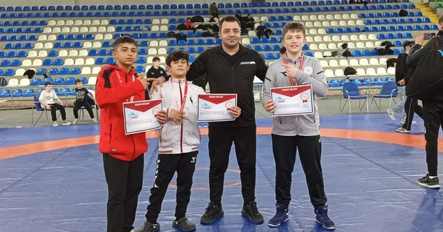 Erzincanlı yıldız güreşçilerden Rize de üç şampiyonluk Erzincan Haberleri