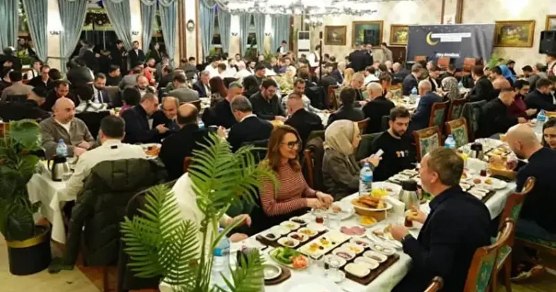 17 yıldır aralıksız sürüyor! Medya dünyası sahurda buluştu