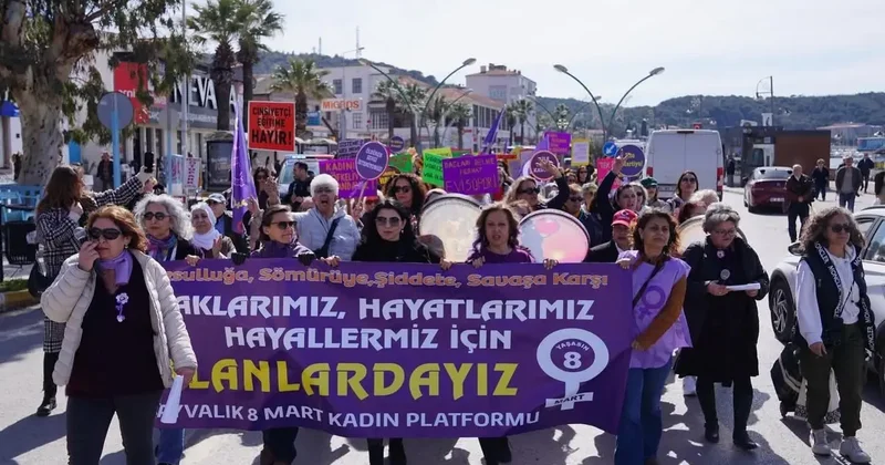 Ayvalık’ta 8 Mart yürüyüşüne yoğun katılım