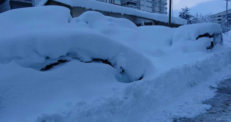Bitlis kar altında kaldı: Evler, araçlar ve tabelalar görünmez hale geldi!
