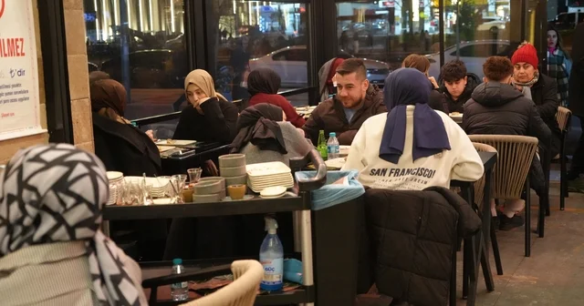 Gaziantep te baklava kampanyası kuyruk oluşturdu Ramazan da tatlı dayanışma: Hamido dan gönüllere dokunan kampanya Gaziantep Haberleri