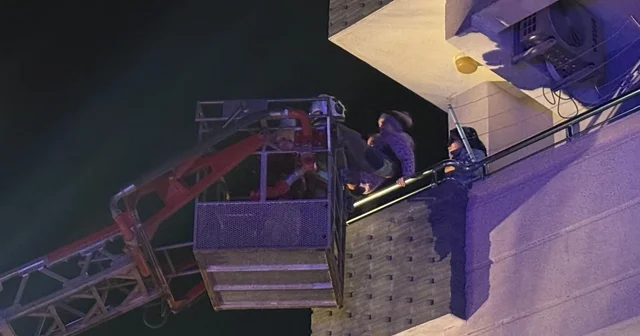 Yangın çıkan apartmanda can pazarı: 30 kişiyi itfaiye kurtardı Hatay Haberleri