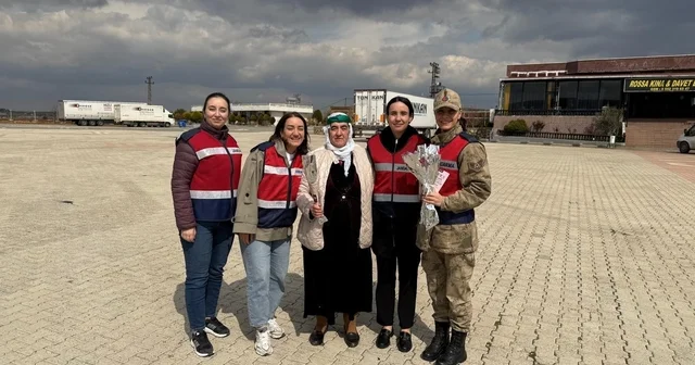 Mardin de jandarma kadın sürücüleri karanfille karşıladı, KADES i anlattı Mardin Haberleri