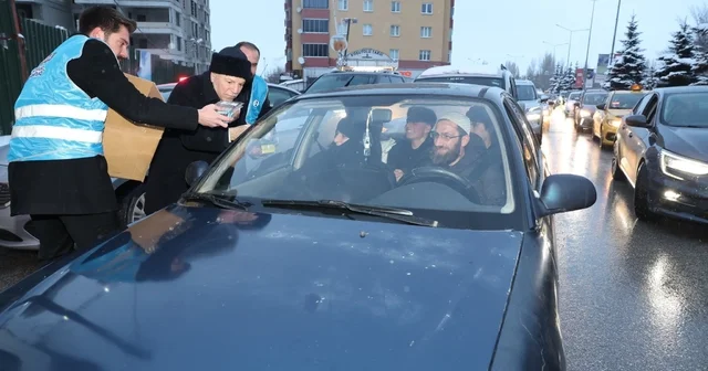 Başkan Sekmen İftara 5 Kala iftariyelik dağıttı Erzurum Haberleri