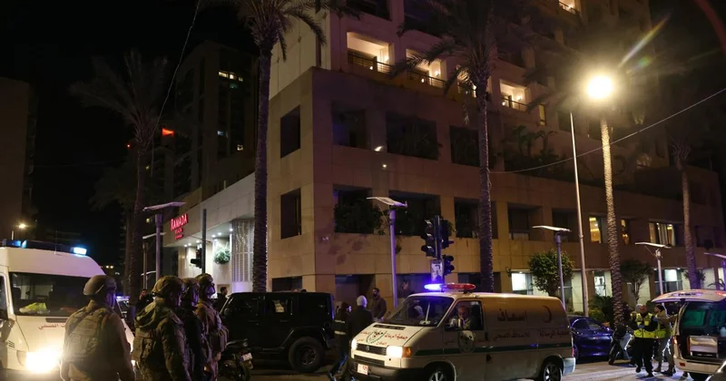 İşgalci İsrail Lübnan da bir otele saldırdı: Ölü ve yaralılar var