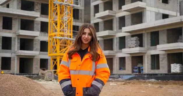 Annesinin tavsiyesiyle başladı, vinç operatörü oldu