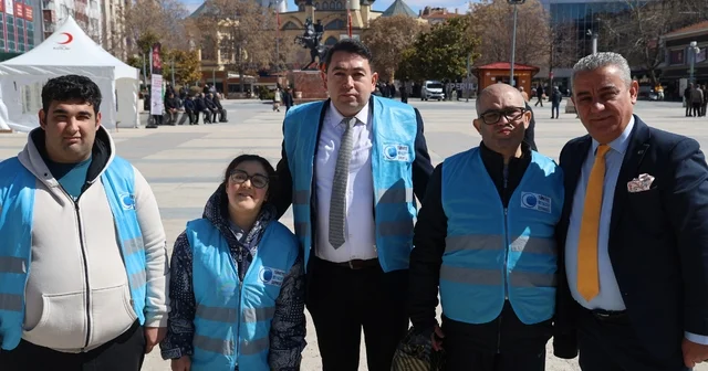 Kırşehir de özel bireylerden kadınlara gül ve karanfil Kırşehir Haberleri