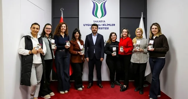 Rektör Sarıbıyık tan kadın personele anlamlı kutlama Sakarya Haberleri