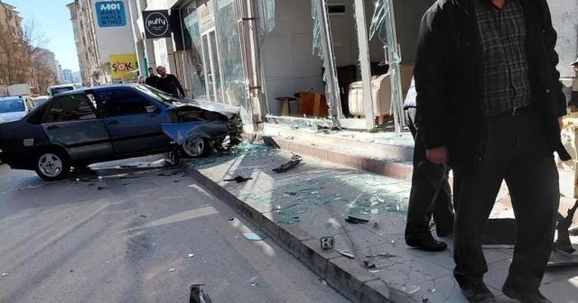 Elazığ da otomobil, mobilya mağazasına girdi Elazığ Haberleri