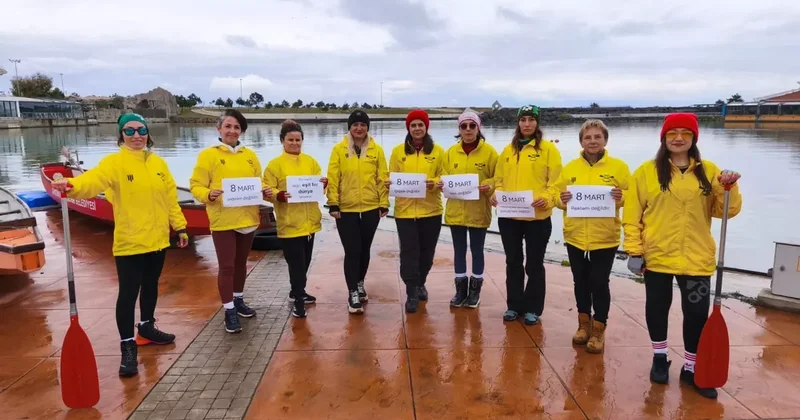 Samsun da kadınlar 8 Mart ı Karadeniz de kürek çekerek kutladı