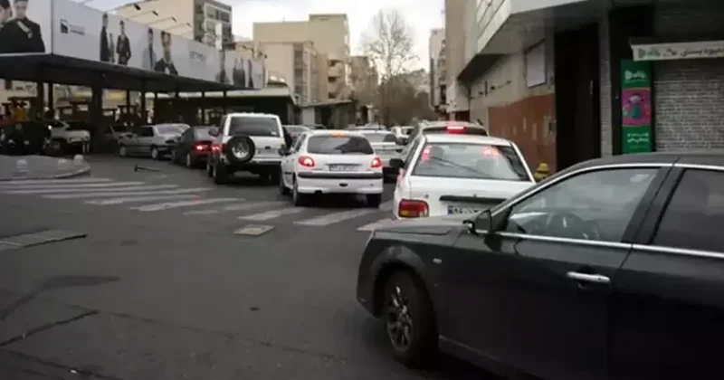 Görüntü İran dan: Haberi alan akaryakıt istasyonuna koştu