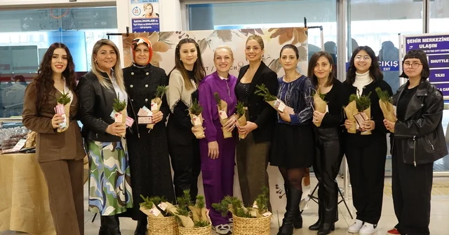 Trabzon da kadın yolculara 8 Mart ta fidan sürprizi Trabzon Haberleri