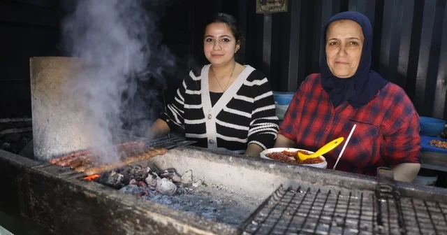 Garson olarak girdiği iş yerinde kebapçılığı öğrenen Zeynep, depremin ardından açtıkları iş yerinde ızgara başında mesai yapıyor Hatay Haberleri