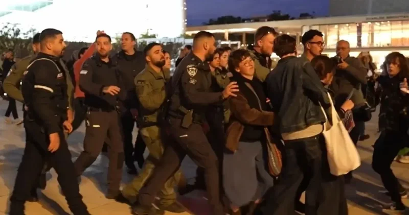 Tel Aviv de savaş karşıtı protestoya polis müdahalesi