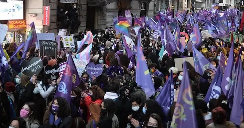 Kadınlar Feminist Gece Yürüyüşü için Taksim de Sözcü Gazetesi