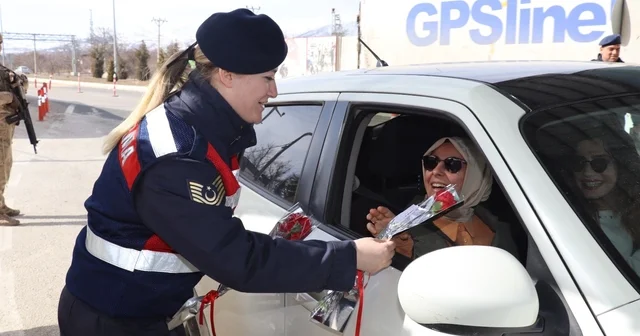 Jandarma kadınlara karanfil verdi Elazığ Haberleri
