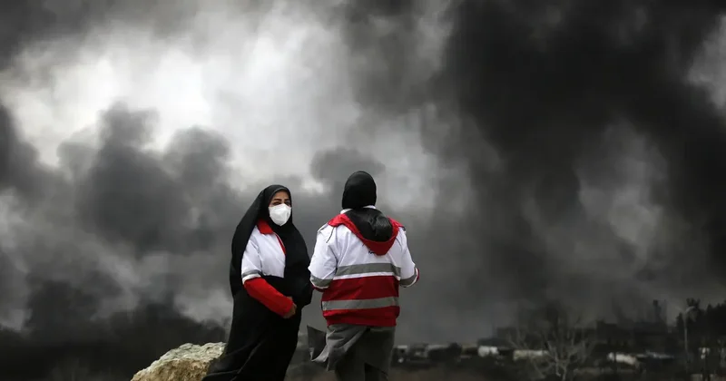 Petrol depolarının vurulmasının ardından Tahran’ın gökyüzünü siyah bulutlar kapladı