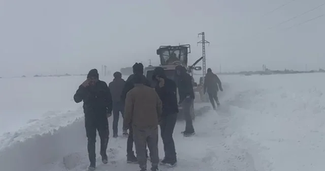 Kars ta kara saplanan 12 araç ve içindekiler kurtarıldı Kars Haberleri
