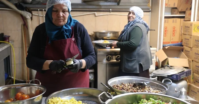 Emekli Sema öğretmen aşevinde engelli ve kimsesizlere anne oldu Konya Haberleri