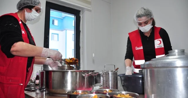 İhtiyaç sahiplerinin iftar yemekleri Kızılay ın gönüllü kadınlarından Kars Haberleri