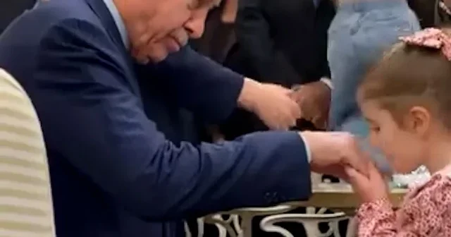 Cumhurbaşkanı Erdoğan çocuklara harçlık verdi VİDEO İZLE