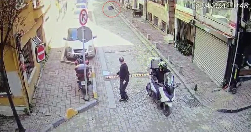 İstanbul da kendini ateşe verdiği iddia edilen adamın pencereden düştüğü anlar kamerada Son dakika haberleri