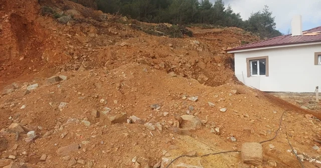 Osmaniye de yağış sonrası heyelan: Bazı evlerin çevresinde çatlaklar oluştu Osmaniye Haberleri
