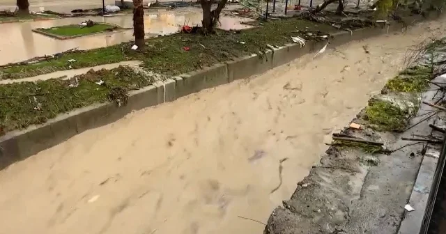 Sağanak nedeniyle Kadirli ilçesindeki Bülbül Deresi taştı VİDEO İZLE