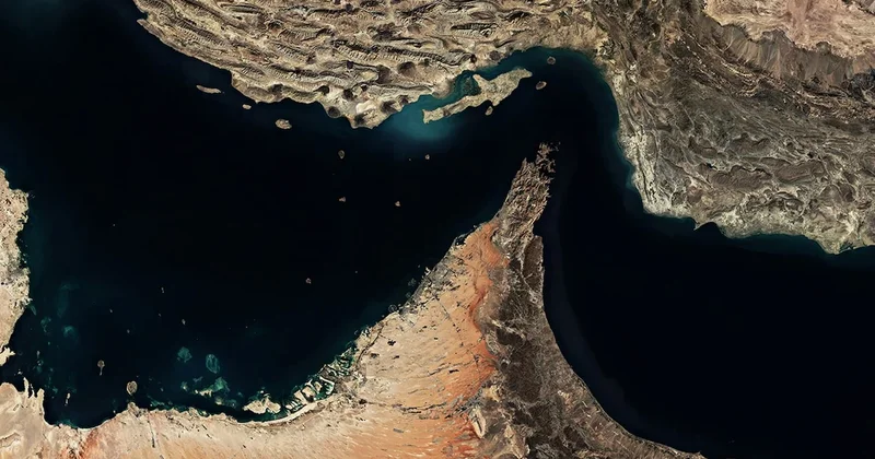 Hürmüz Boğazı nda trafik yeniden başladı: Ateşkes sonrası ilk gemiler geçti Sözcü Gazetesi