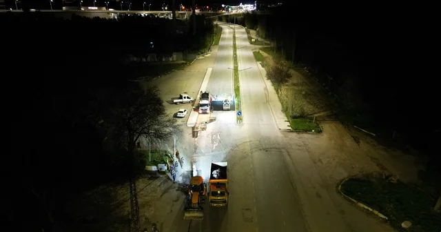 Çorum Belediyesi nde gece mesaisi: Gece onarılan yol sabah trafiğe açıldı Çorum Haberleri