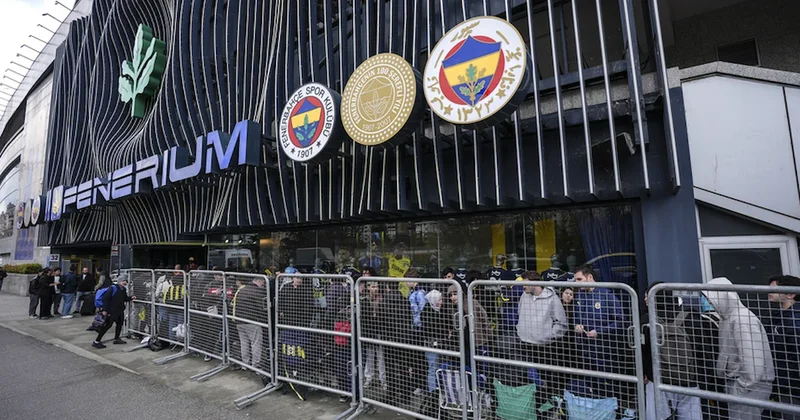 Fenerbahçeli yıldızlar için metrelerce kuyruk oluşturdular Sözcü Gazetesi