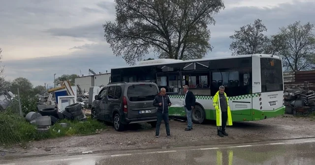 Belediye otobüsü ile nakliyat kamyonu çarpıştı: 2 yaralı Bursa Haberleri