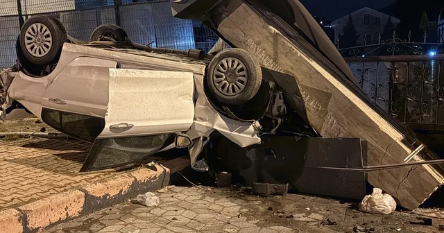 Takla atan otomobil sitenin girişini yıktı: 1 yaralı Kayseri Haberleri