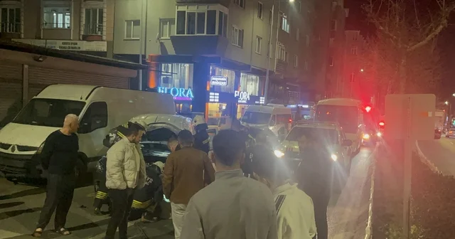 Tekirdağ da alkollü sürücü işçi servisine çarptı, ardından minibüs şoförüne tehditler savurdu Tekirdağ Haberleri