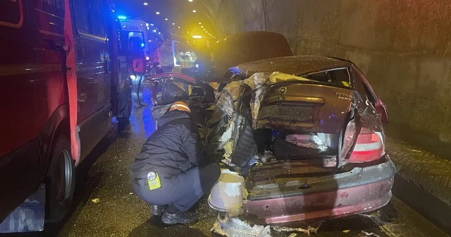 Bolu Dağı Tüneli nde tırın arızalanan otomobile çarpması sonucu 5 kişi yaralandı Bolu Haberleri