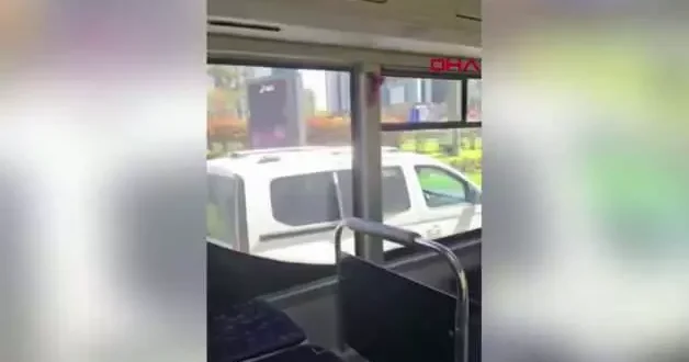 İsrail konsolosluğu önünde çıkan çatışma anında otobüsteki yolcular panik yaşadı